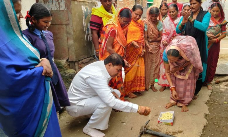 भिलाई: खुर्सीपार वार्ड-44 लक्ष्मी नारायण पार्षद दया ने दी विकास कार्यों की सौगात, 20 साल बाद ओड़िया पारा में बनेगी सड़क, राम मंदिर के पास होकर नाली का निर्माण भिलाई: खुर्सीपार वार्ड-44 लक्ष्मी नारायण पार्षद दया ने दी विकास कार्यों की सौगात, 20 साल बाद ओड़िया पारा में बनेगी सड़क, राम मंदिर के पास होकर नाली का निर्माण