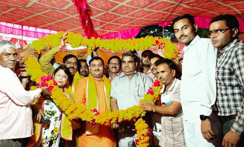 कासगंज:मानपुर नगरिया में भाजपा के दिग्गज नेताओं का हुआ भव्य स्वागत कासगंज:मानपुर नगरिया में भाजपा के दिग्गज नेताओं का हुआ भव्य स्वागत