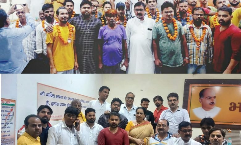 कासगंज: पूर्व सभासद समेत 52 व्यापारियों ने ली भाजपा की सदस्यता कासगंज: पूर्व सभासद समेत 52 व्यापारियों ने ली भाजपा की सदस्यता