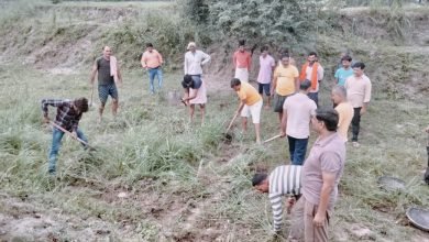 कासगंज:भाजपा कार्यकर्ताओं ने की अमृत सरोवर की सफाई