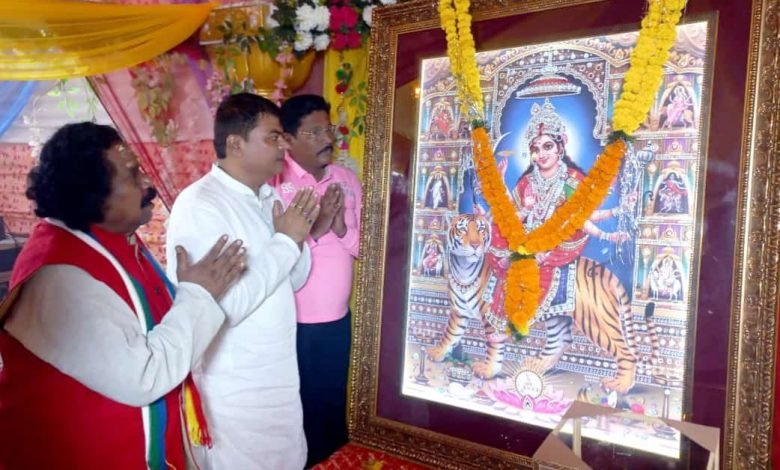 भिलाई: पदयात्रियों के लिए भिलाई में सबसे भव्य सेवा पंडाल खुर्सीपार में शुरू, पूर्व ST आयोग अध्यक्ष नंदकुमार साय ने पूजा-अर्चना कर किया शुभारंभ भिलाई: पदयात्रियों के लिए भिलाई में सबसे भव्य सेवा पंडाल खुर्सीपार में शुरू, पूर्व ST आयोग अध्यक्ष नंदकुमार साय ने पूजा-अर्चना कर किया शुभारंभ