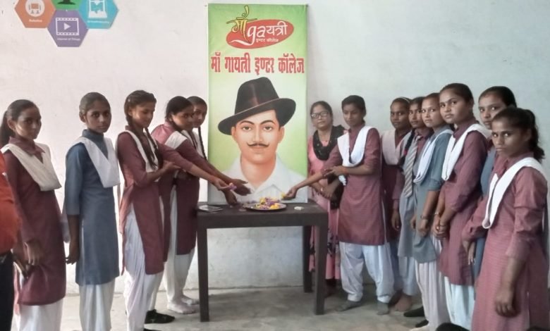 कासगंज: मानपुर नगरिया में गायत्री इंटर कॉलेज मे महान क्रांतिकारी सरदार भगत सिंह जी की जयंती मनाई कासगंज: मानपुर नगरिया में गायत्री इंटर कॉलेज मे महान क्रांतिकारी सरदार भगत सिंह जी की जयंती मनाई