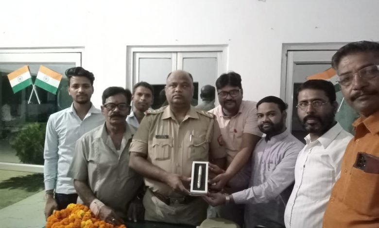 बदायूं: उझानी कोतवाली में नए कोतवाल एवं सिटी इंचार्ज का अखिल भारत हिंदू महासभा के पदाधिकारियों ने जोरदार स्वागत किया बदायूं: उझानी कोतवाली में नए कोतवाल एवं सिटी इंचार्ज का अखिल भारत हिंदू महासभा के पदाधिकारियों ने जोरदार स्वागत किया