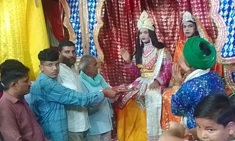 कासगंज: अमांपुर में गणेश पूजन के साथ शुरू हुई रामलीला,गणेश पूजन के साथ श्रीराम लीला महोत्सव का हुआ शुभारंभ कासगंज: अमांपुर में गणेश पूजन के साथ शुरू हुई रामलीला,गणेश पूजन के साथ श्रीराम लीला महोत्सव का हुआ शुभारंभ