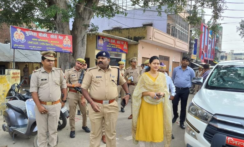 कासगंज: आगामी त्योहारों के दृष्टिगत कासगंज पुलिस सतर्क, शहर में डीएम एसपी ने किया भ्रमण