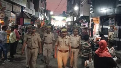 कासगंज: अमांपुर में पुलिस ने पैदल फ्लैग मार्च कर दिया लोगों को सुरक्षा का संदेश।