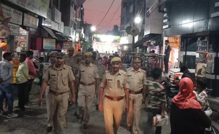 कासगंज: अमांपुर में पुलिस ने पैदल फ्लैग मार्च कर दिया लोगों को सुरक्षा का संदेश।