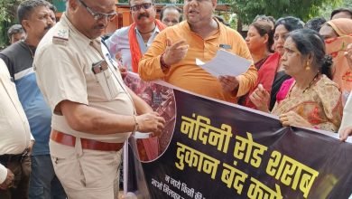 भिलाई: शराब दुकान बंद को लेकर महिलाओं और वार्ड वासियों ने की नारेबाजी
