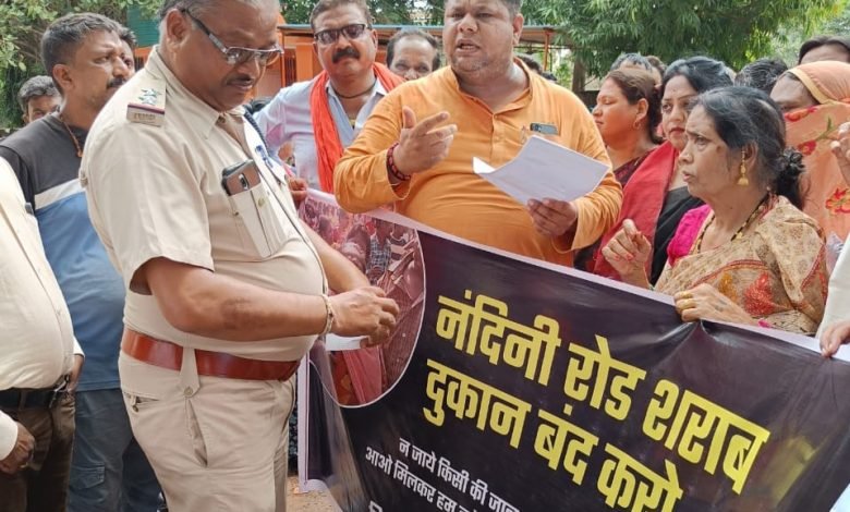 भिलाई: शराब दुकान बंद को लेकर महिलाओं और वार्ड वासियों ने की नारेबाजी भिलाई: शराब दुकान बंद को लेकर महिलाओं और वार्ड वासियों ने की नारेबाजी