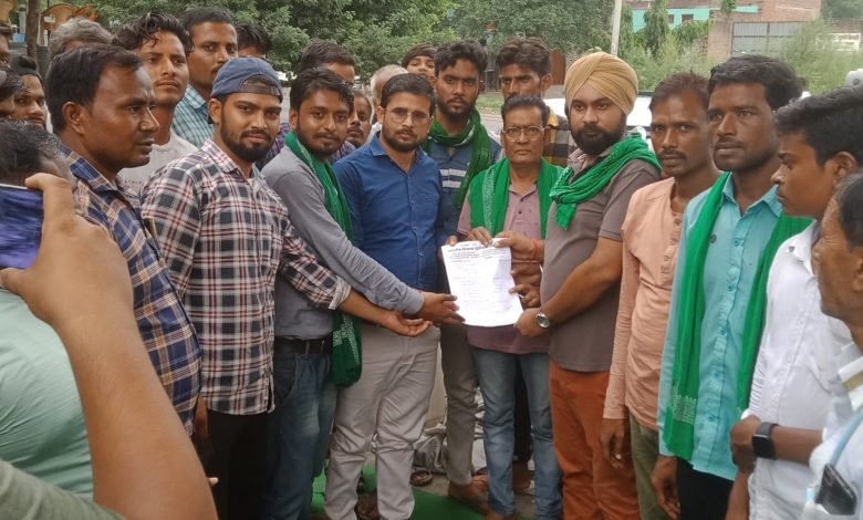 कासगंज: मानपुर नगरिया में विद्युत विभाग पर फूटा किसानों का गुस्सा- भाकियू स्वराज