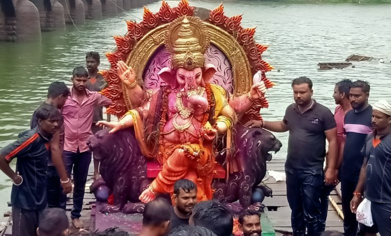 भिलाई: भिलाई में जगह जगह धूमधाम से गणपति बप्पा की विदाई दी,सैकड़ों युवा जमकर थिरकें