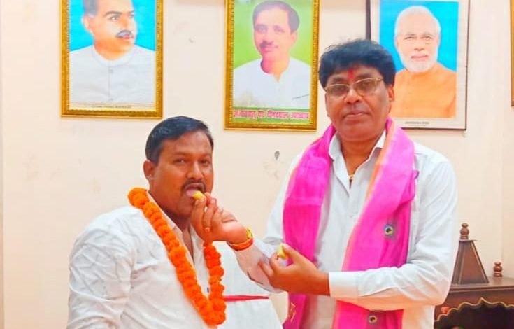 कासगंज: पूर्व सभासद ने थामा भाजपा का दामन कासगंज: पूर्व सभासद ने थामा भाजपा का दामन