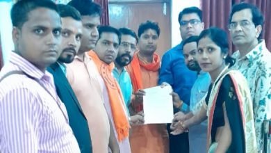 बदायूं: अखिल भारत हिंदू महासभा के पदाधिकारियों ने विकास क्षेत्र उझानी के ग्राम रायपुर में गोवंश पशुओं की दुर्दशा देखते हुए जिलाधिकारी को ज्ञापन सौंपा