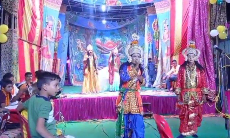 कासगंज: सोरों में परशुराम लक्ष्मण संवाद व धनुष यज्ञ की लीला का मंचन किया कासगंज: सोरों में परशुराम लक्ष्मण संवाद व धनुष यज्ञ की लीला का मंचन किया
