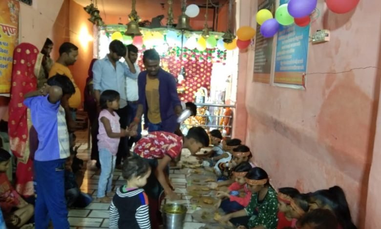 कासगंज: माँ काली के मंदिर पर हर वर्ष की भांति चौबीसवॉ विशाल भण्डारे का आयोजन कासगंज: माँ काली के मंदिर पर हर वर्ष की भांति चौबीसवॉ विशाल भण्डारे का आयोजन