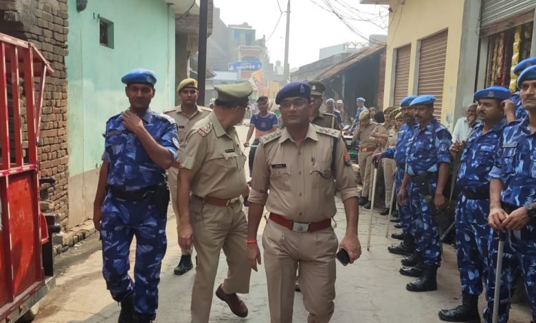 कासगंज: जनपद में आरएफ व पुलिस बल नें किया पैदल फ्लेग मार्च