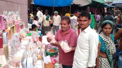 कासगंज: दीपावली को लेकर अमांपुर का बाजार हुआ गुलजार, उमड़े खरीदार