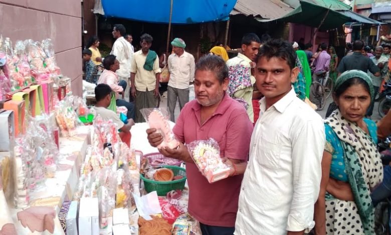कासगंज: दीपावली को लेकर अमांपुर का बाजार हुआ गुलजार, उमड़े खरीदार