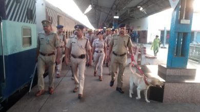 कासगंज: आरपीएफ और जीआरपी टीम ने रेलवे स्टेशन पर ट्रेनों की डाँग इस्कॉट के साथ चेकिंग अभियान चलाया