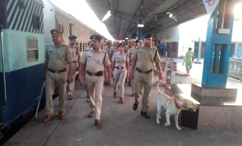 कासगंज: आरपीएफ और जीआरपी टीम ने रेलवे स्टेशन पर ट्रेनों की डाँग इस्कॉट के साथ चेकिंग अभियान चलाया कासगंज: आरपीएफ और जीआरपी टीम ने रेलवे स्टेशन पर ट्रेनों की डाँग इस्कॉट के साथ चेकिंग अभियान चलाया