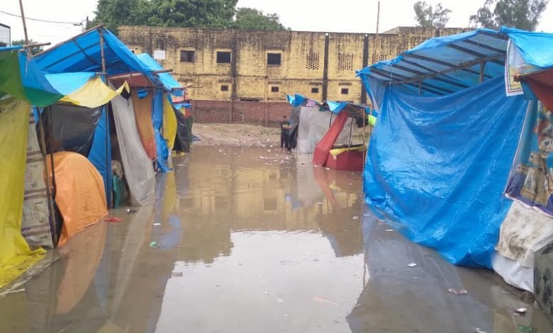 कासगंज: अमांपुर मेला ग्राउंड में हुआ जलभराव, दुकानदार और ग्राहक रहे परेशान कासगंज: अमांपुर मेला ग्राउंड में हुआ जलभराव, दुकानदार और ग्राहक रहे परेशान