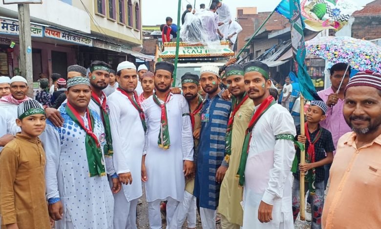 कासगंज: सोरों में बड़े धूमधाम से निकाला गया जुलूस ए मोहम्मदी,बैंड बाजों के साथ घोड़े ऊट भी रहे शामिल कासगंज: सोरों में बड़े धूमधाम से निकाला गया जुलूस ए मोहम्मदी,बैंड बाजों के साथ घोड़े ऊट भी रहे शामिल
