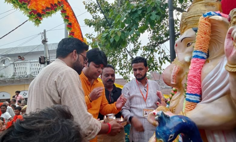 बदायूं: उझानी में श्री रामलीला का सहकारिता केंद्रीय मंत्री बीएल वर्मा के बड़े पुत्र प्रभात राजपूत ने फीता काटकर किया शुभारंभ बदायूं: उझानी में श्री रामलीला का सहकारिता केंद्रीय मंत्री बीएल वर्मा के बड़े पुत्र प्रभात राजपूत ने फीता काटकर किया शुभारंभ