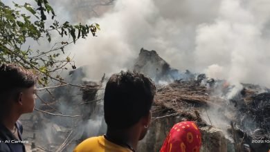 पटाखे की चिंगारी से झोपड़ियों में लगी सामान जलकर हुआ खाक