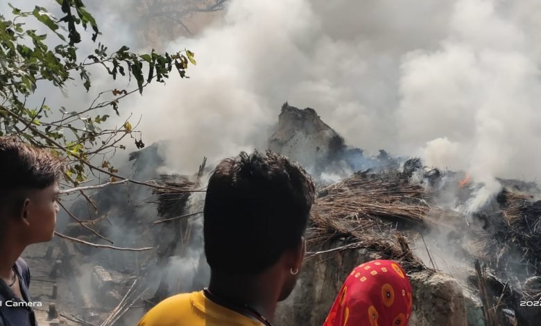 पटाखे की चिंगारी से झोपड़ियों में लगी सामान जलकर हुआ खाक पटाखे की चिंगारी से झोपड़ियों में लगी सामान जलकर हुआ खाक