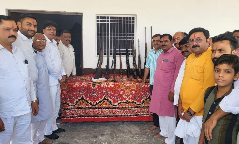 कासगंज: विजयादशमी पर वैदिक मंत्रोच्चारण के साथ शस्त्र पूजन का आयोजन कासगंज: विजयादशमी पर वैदिक मंत्रोच्चारण के साथ शस्त्र पूजन का आयोजन