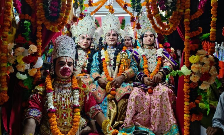 कासगंज:गाजे बाजे के साथ धूमधाम से निकाली गई मर्यादा पुरुषोत्तम श्रीराम की राजगद्दी नगर भ्रमण यात्रा कासगंज:गाजे बाजे के साथ धूमधाम से निकाली गई मर्यादा पुरुषोत्तम श्रीराम की राजगद्दी नगर भ्रमण यात्रा