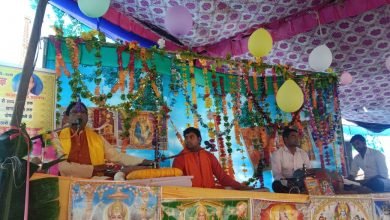कासगंज: सिढ़पुरा में कथा सुनाते कथा वाचक बालक राम चैतन्य
