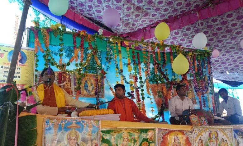 कासगंज: सिढ़पुरा में कथा सुनाते कथा वाचक बालक राम चैतन्य कासगंज: सिढ़पुरा में कथा सुनाते कथा वाचक बालक राम चैतन्य