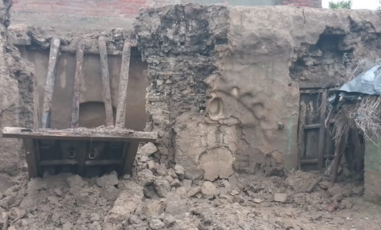 बदायूं: बदायूं के ग्राम गठोना में लगातार बारिश से तीन मकान गिरें, परिवार के लोग बाल-बाल बचे बदायूं: बदायूं के ग्राम गठोना में लगातार बारिश से तीन मकान गिरें, परिवार के लोग बाल-बाल बचे