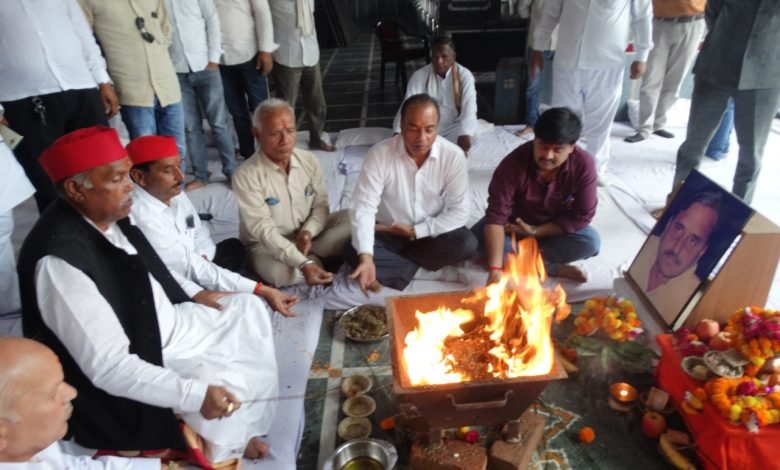 कासगंज: समाजवादी पार्टी ने मनायी महिर्षि बाल्मीकि जयन्ती, नेताजी के स्वास्थ्य की मंगलकामना व दीर्घायु के लिए किया हवन यज्ञ