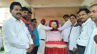 गांधी पार्क में मुलायम सिंह यादव को श्रधांजलि देते सपा के राष्ट्रीय प्रवक्ता अब्दुल हफीज गांधी व् अन्य सपाई