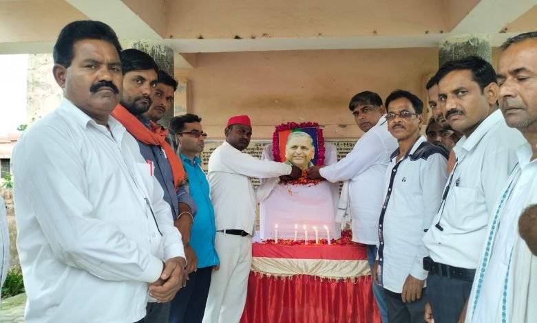 गांधी पार्क में मुलायम सिंह यादव को श्रधांजलि देते सपा के राष्ट्रीय प्रवक्ता अब्दुल हफीज गांधी व् अन्य सपाई गांधी पार्क में मुलायम सिंह यादव को श्रधांजलि देते सपा के राष्ट्रीय प्रवक्ता अब्दुल हफीज गांधी व् अन्य सपाई