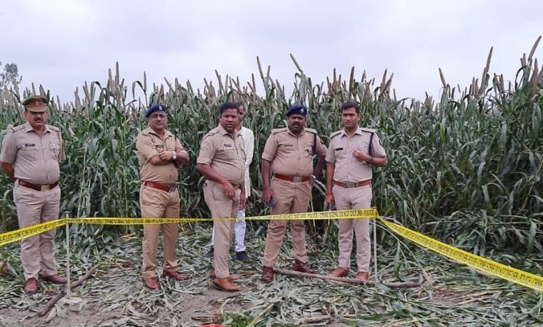 कासगंज:लापता किशोर के शव मिलने फैली सनसनी , पुलिस मौक पर कासगंज:लापता किशोर के शव मिलने फैली सनसनी , पुलिस मौक पर
