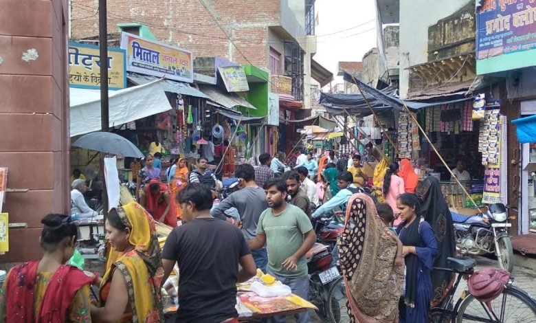 कासगंज: करवाचौथ आज, बाजार में महिलाओं ने की जमकर खरीदारी