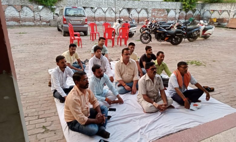 बदायूं: अखिल भारत हिंदू महासभा ने देवी देवता वाले फोटो न बेचने की अपील की अगर कोई बेचते हुए दिखाई देगा उसके विरूद्ध कार्रवाही की माँग करेंगे