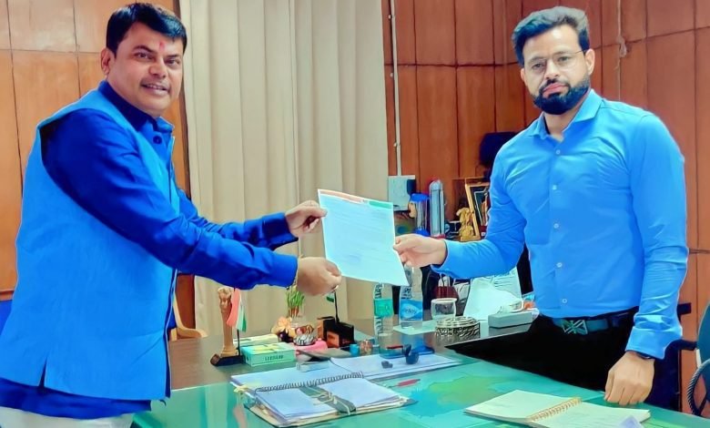 भिलाई: इंडस्ट्रियल एरिया, छावनी, खुर्सीपार की बदहाल सड़कों की स्थिति खराब, पार्षद दया सिंह ने सौंपा कलेक्टर को पत्र भिलाई: इंडस्ट्रियल एरिया, छावनी, खुर्सीपार की बदहाल सड़कों की स्थिति खराब, पार्षद दया सिंह ने सौंपा कलेक्टर को पत्र