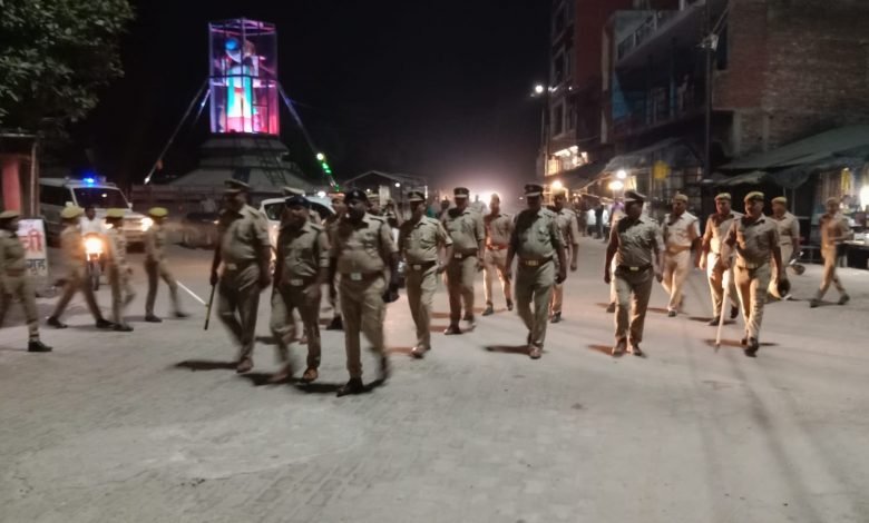 कासगंज : कासगंज पुलिस सतर्क , पुलिस अधीक्षक द्वारा मय फोर्स ने किया पैदल गश्त