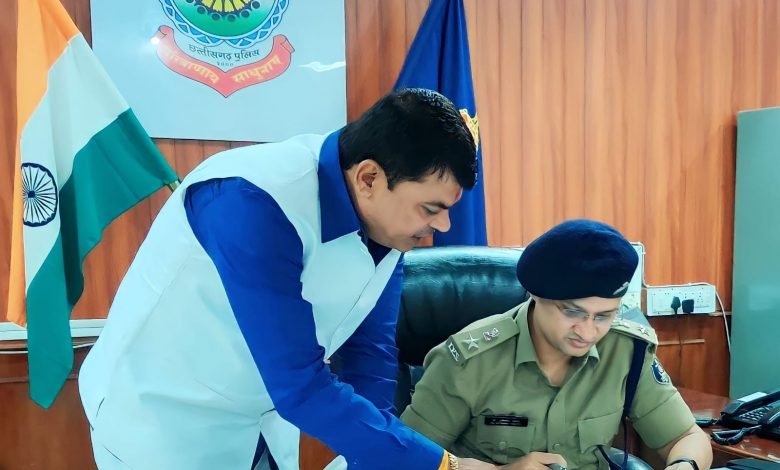 भिलाई: इंडस्ट्रियल एरिया में चोरी और आगजनी की बढ़ती घटनाओं पर अंकुश लगाने को दया सिंह ने दिया एसपी को ज्ञापन भिलाई: इंडस्ट्रियल एरिया में चोरी और आगजनी की बढ़ती घटनाओं पर अंकुश लगाने को दया सिंह ने दिया एसपी को ज्ञापन