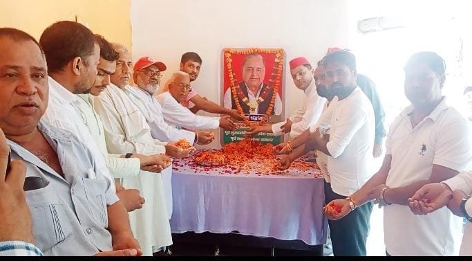कासगंज: पूर्व मुख्यमंत्री मुलायम सिंह यादव को याद कर दी श्रद्धांजलि कासगंज: पूर्व मुख्यमंत्री मुलायम सिंह यादव को याद कर दी श्रद्धांजलि