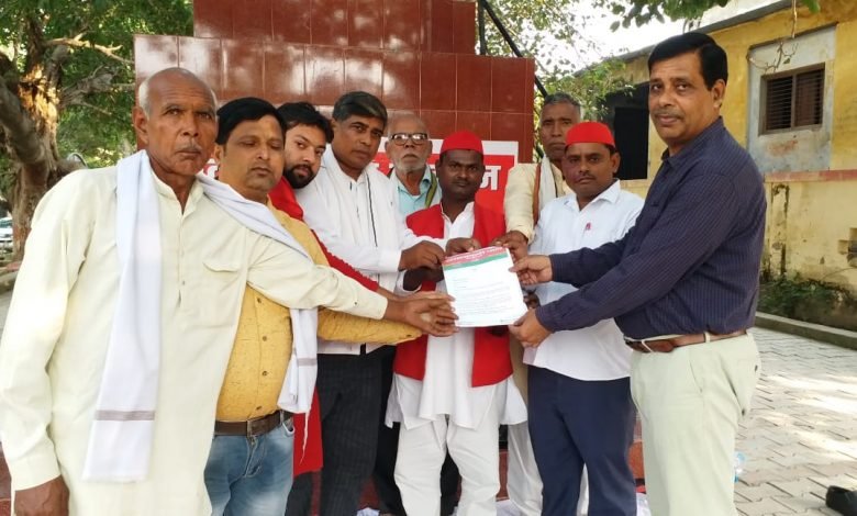 कासगंज: एक दिवसीय अनशन 6 मागों को लेकर एसडीएम को मुख्यमंत्री योगी आदित्यनाथ के नाम ज्ञापन सौपा कासगंज: एक दिवसीय अनशन 6 मागों को लेकर एसडीएम को मुख्यमंत्री योगी आदित्यनाथ के नाम ज्ञापन सौपा