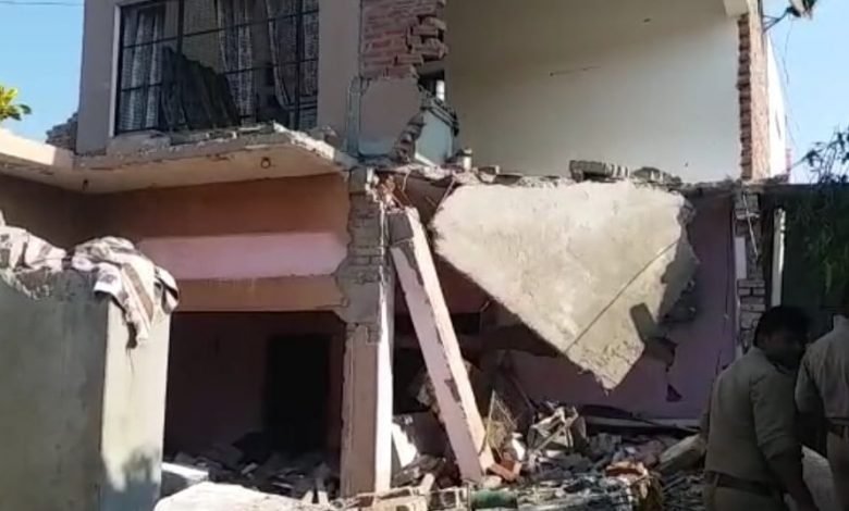 कासगंज: पटियाली में गैस सिलेंडर फटने भरभरा कर गिरा लेंटर, एक की मौत,कई घायल कासगंज: पटियाली में गैस सिलेंडर फटने भरभरा कर गिरा लेंटर, एक की मौत,कई घायल
