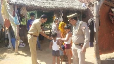 कासगंज : पटियाली कोतवाली इंस्पेक्टर अनिल कुमार ने गरीब बच्चों के बीच बांटी दिवाली की खुशियां