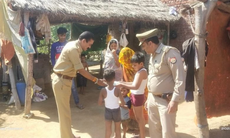 कासगंज : पटियाली कोतवाली इंस्पेक्टर अनिल कुमार ने गरीब बच्चों के बीच बांटी दिवाली की खुशियां