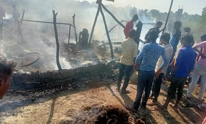 कासगंज: आग में रिहायशी झोपड़ी जली, हजारों का नुकसान कासगंज: आग में रिहायशी झोपड़ी जली, हजारों का नुकसान
