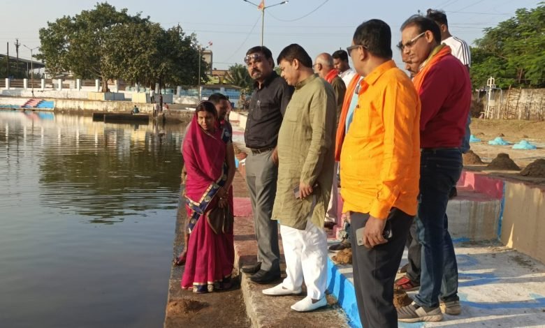 भिलाई: बीजेपी पार्षद दया सिंह पहुंचे छठ तालाब,लोगों से मेल-मुलाकात कर समस्याएं सुनी भिलाई: बीजेपी पार्षद दया सिंह पहुंचे छठ तालाब,लोगों से मेल-मुलाकात कर समस्याएं सुनी